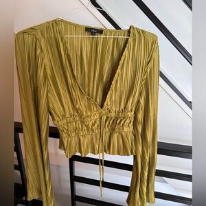 Green slightly cropped v neck top.